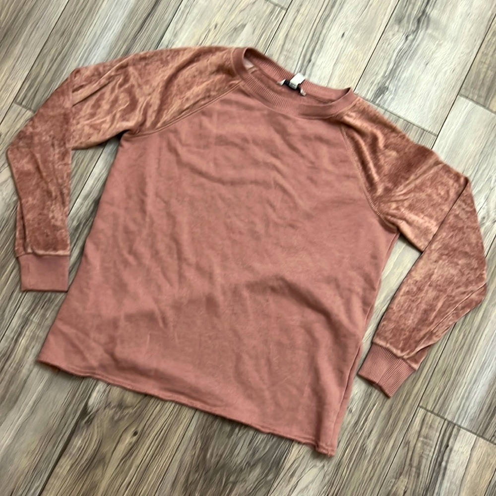 Light sweater with suede sleeves